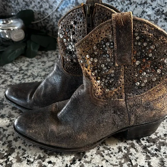 Frye Deborah Studded Boots Size 8 Distressed EUC - Picture 11 of 13